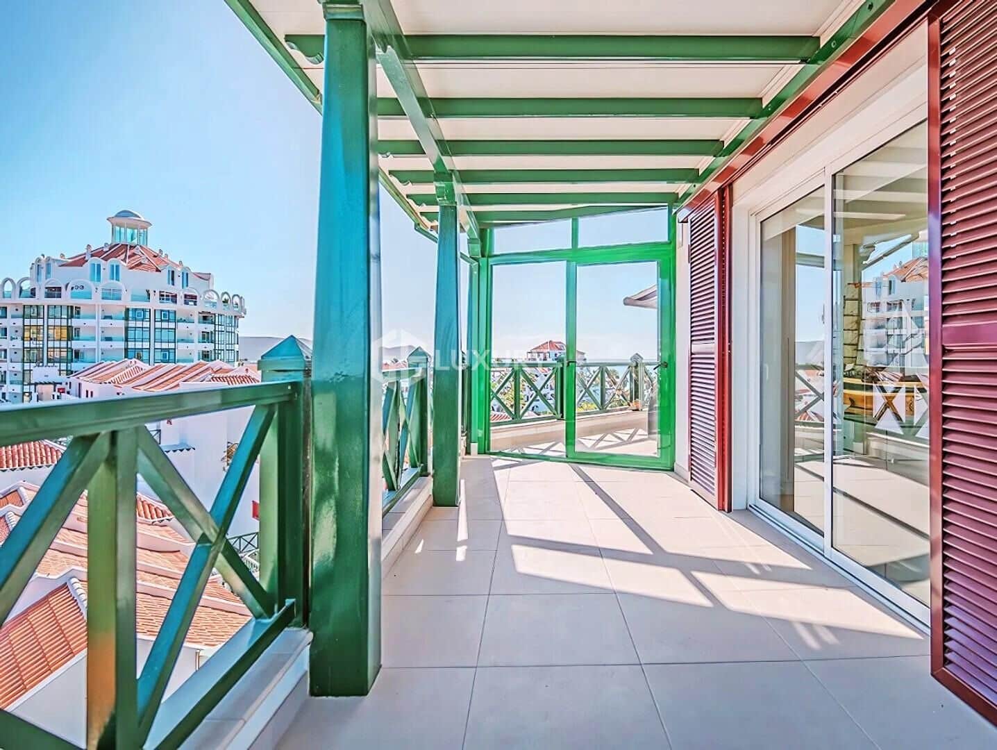 2 sovrum Takvåning till salu i Playa de las Americas med pool - 1 680 000 € (Ref: 9347669)