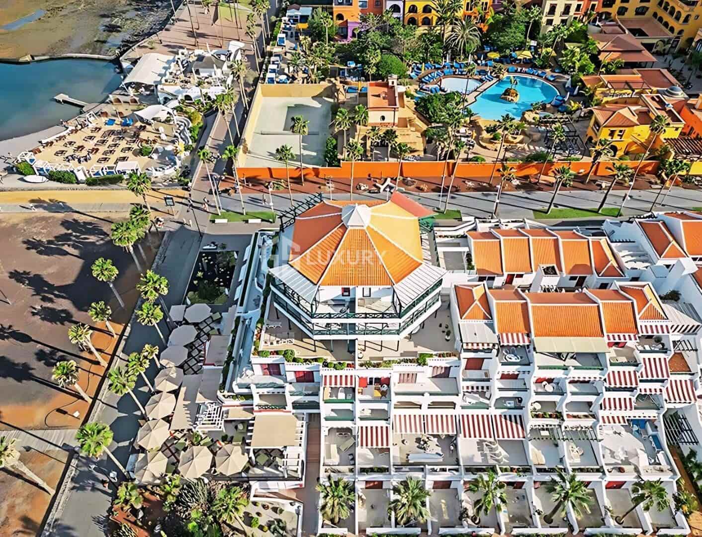 2 sovrum Takvåning till salu i Playa de las Americas med pool - 1 680 000 € (Ref: 9347669)