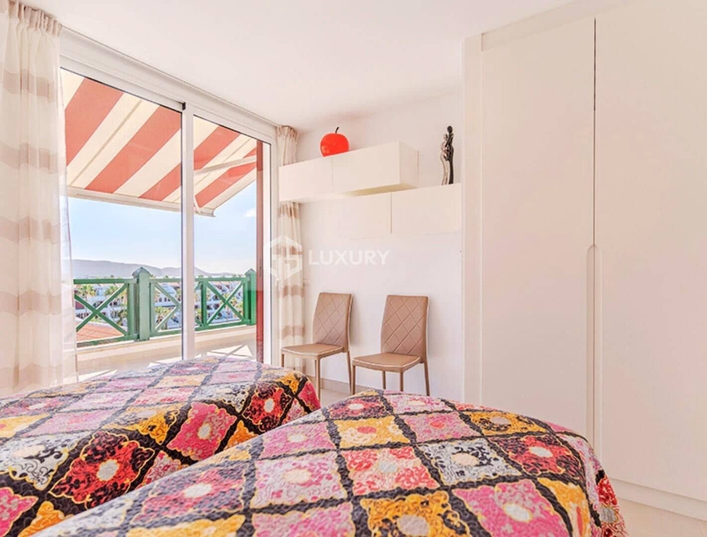 2 sovrum Takvåning till salu i Playa de las Americas med pool - 1 680 000 € (Ref: 9347669)