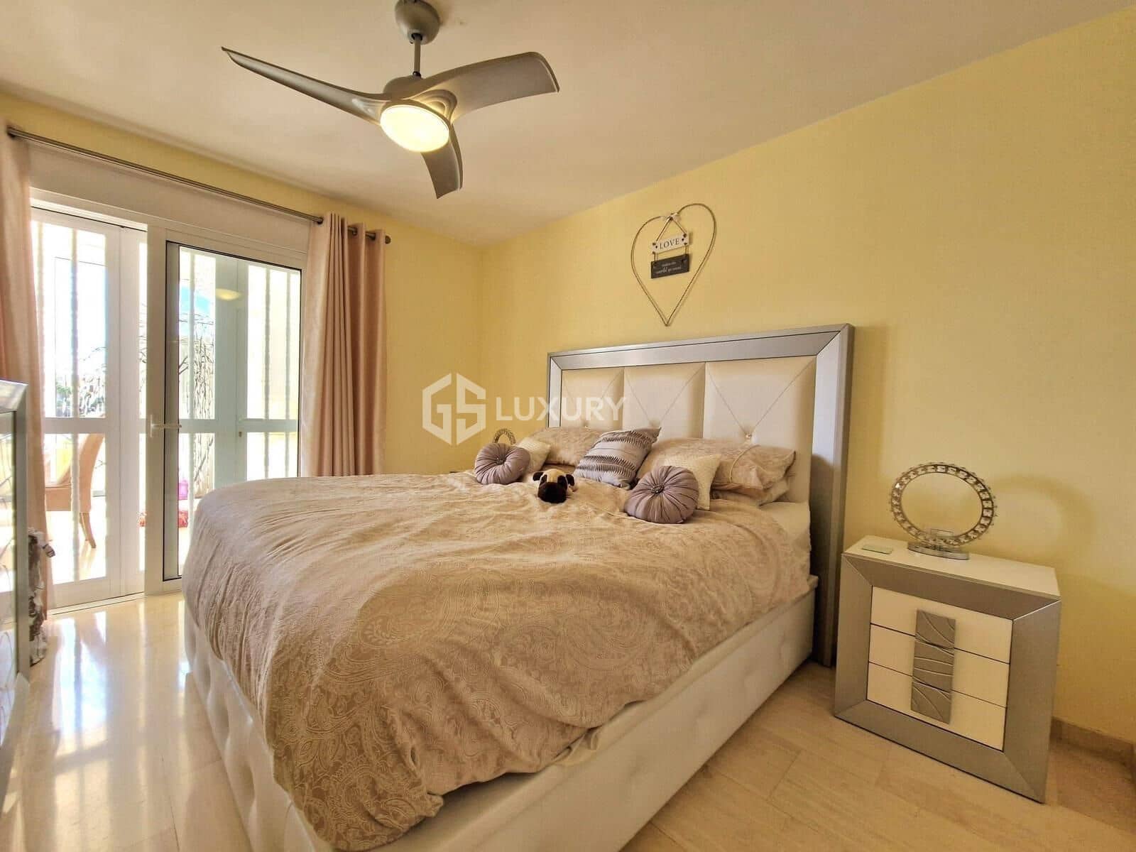 3 makuuhuone Asunto myytävänä paikassa La Caleta Adeje mukana uima-altaan 
autotalli - 805 000 € (Ref: 9362546)