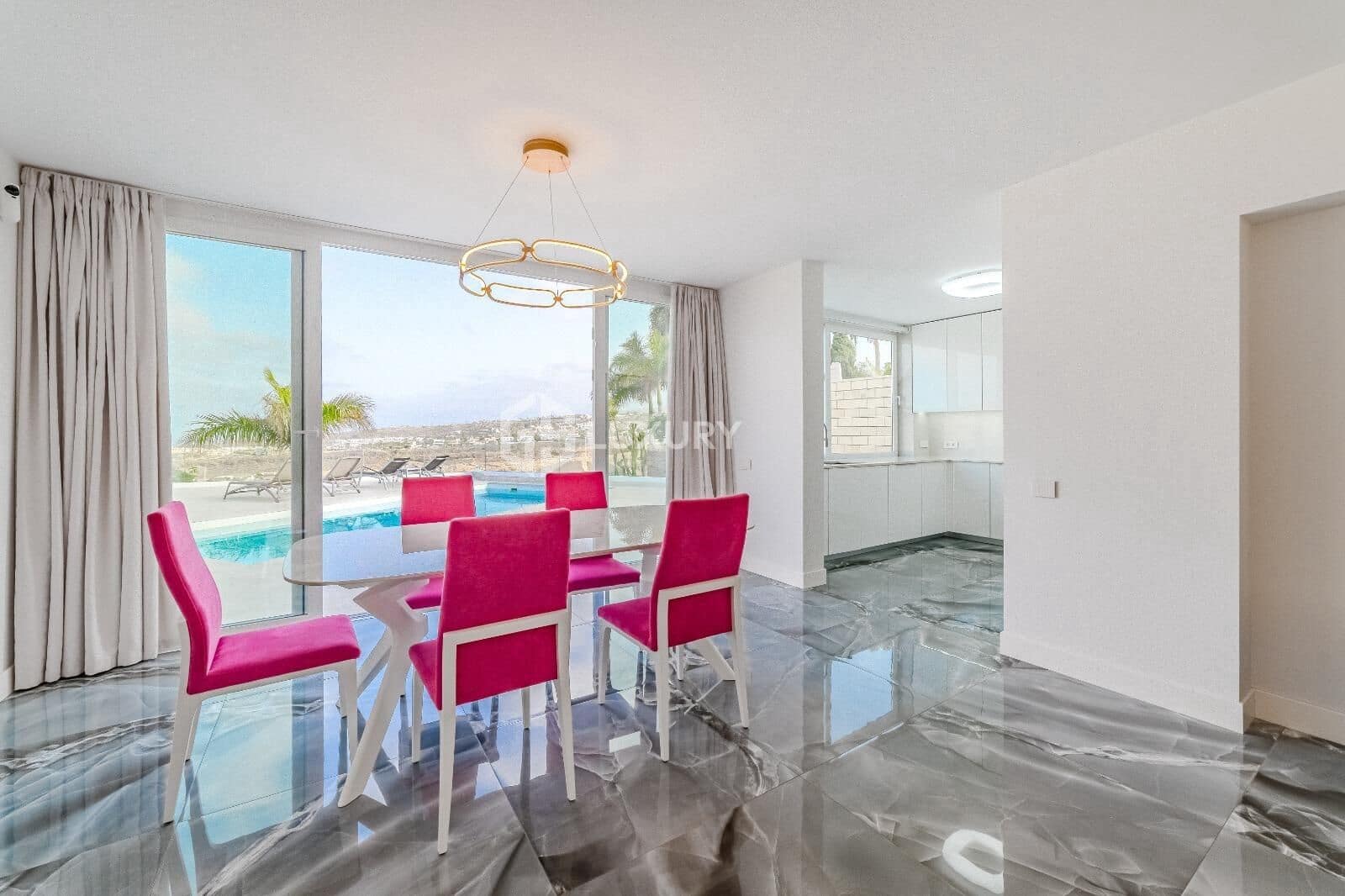 5 soveværelse Villa til salg i Playa del Duque med swimmingpool garage - € 2.350.000 (Ref: 9374710)