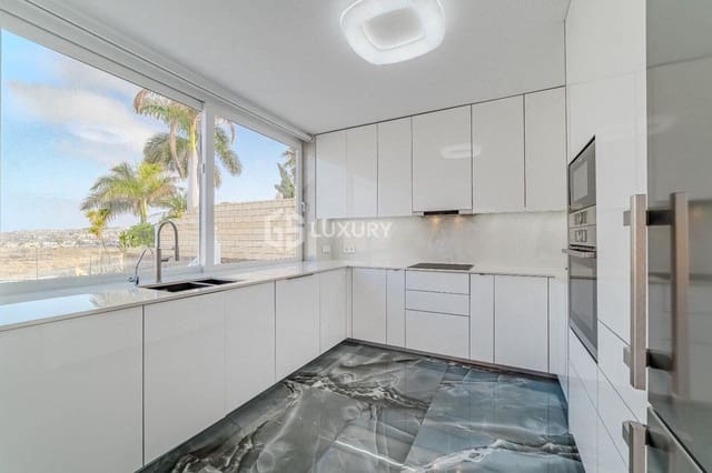 5 soveværelse Villa til salg i Playa del Duque, Adeje med swimmingpool garage - € 2.350.000 (Ref: 9374710)