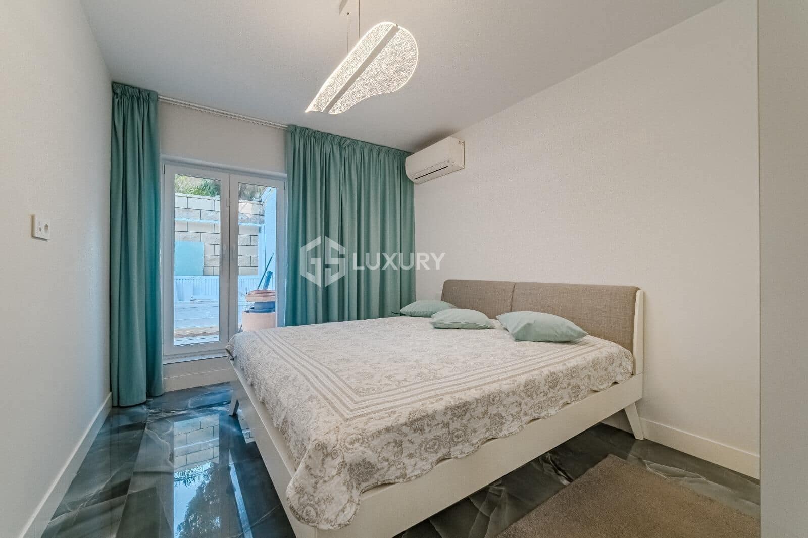 5 soveværelse Villa til salg i Playa del Duque med swimmingpool garage - € 2.350.000 (Ref: 9374710)