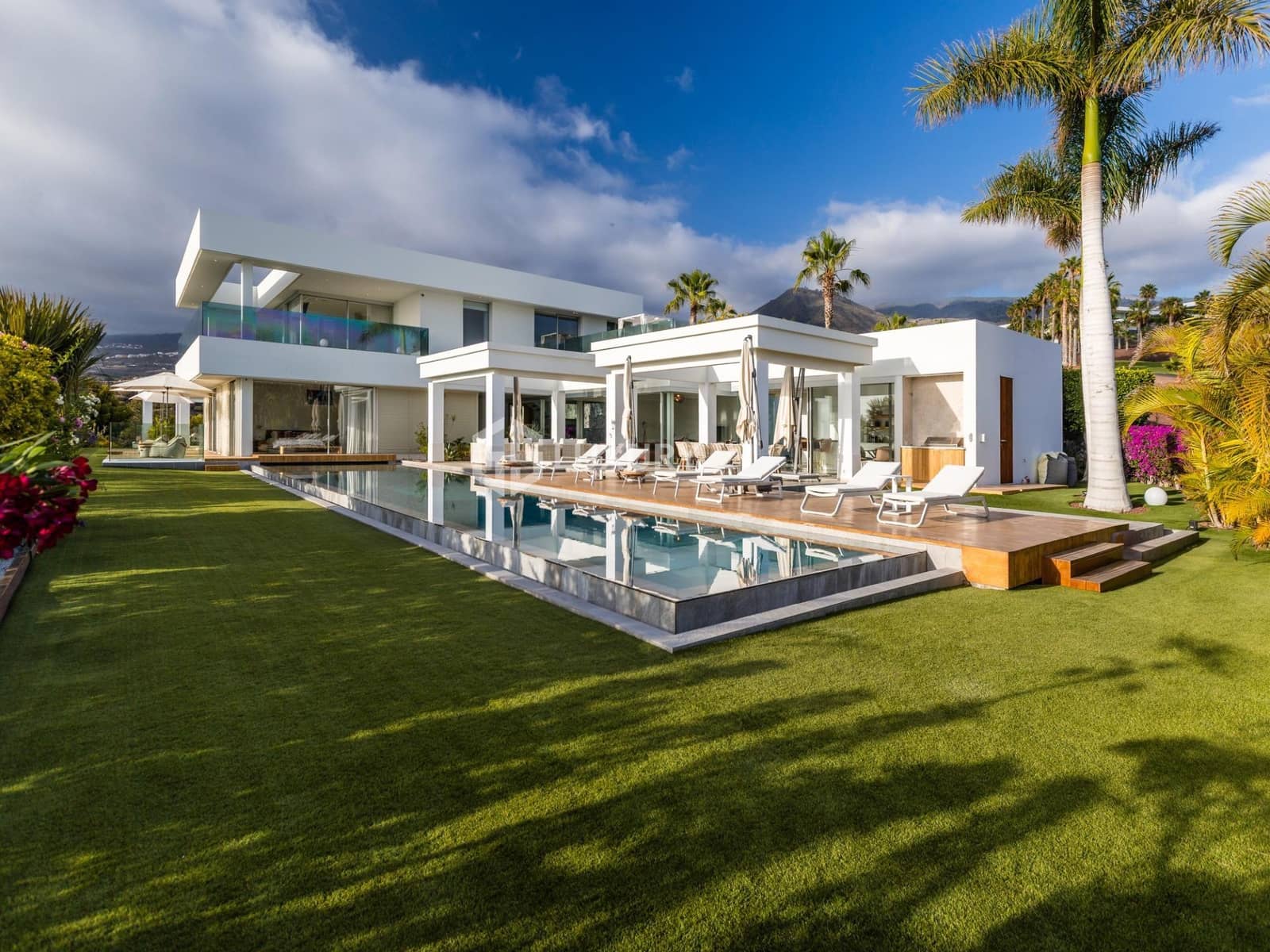 6 soveværelse Villa til salg i Guia de Isora med swimmingpool garage - € 8.500.000 (Ref: 9379288)