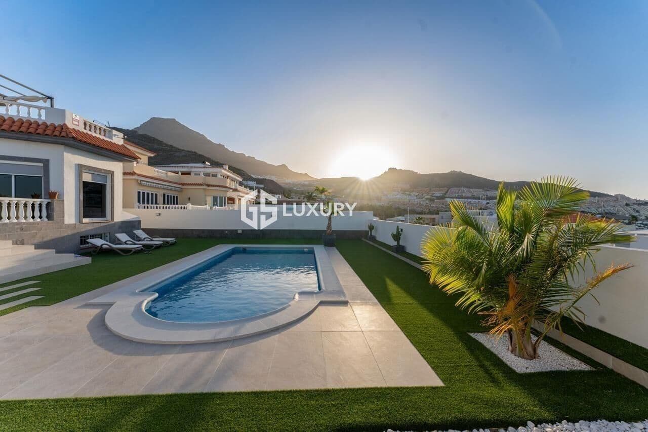 5 soverom Villa til salgs i Costa Adeje med svømmebasseng garasje - € 1 850 000 (Ref: 9379293)