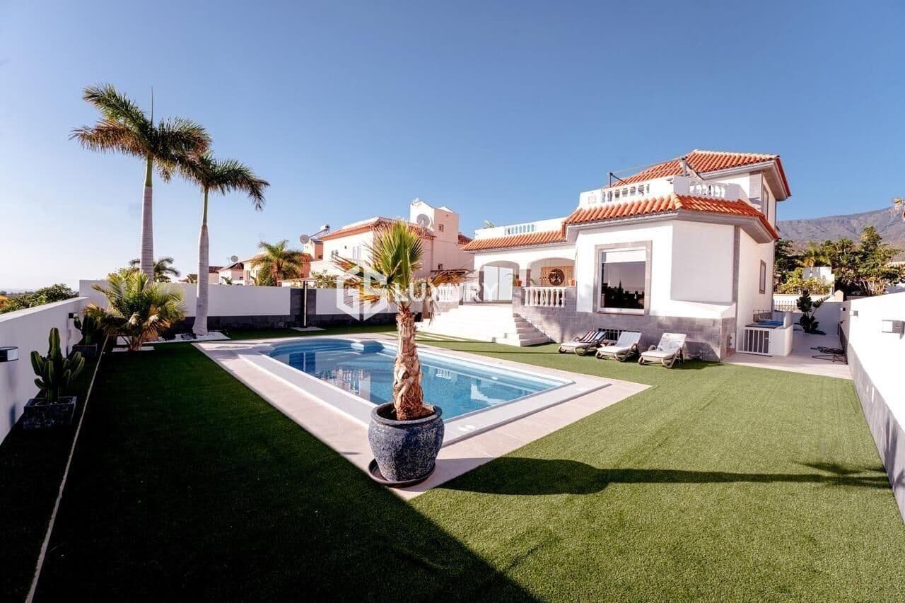 5 soverom Villa til salgs i Costa Adeje med svømmebasseng garasje - € 1 850 000 (Ref: 9379293)