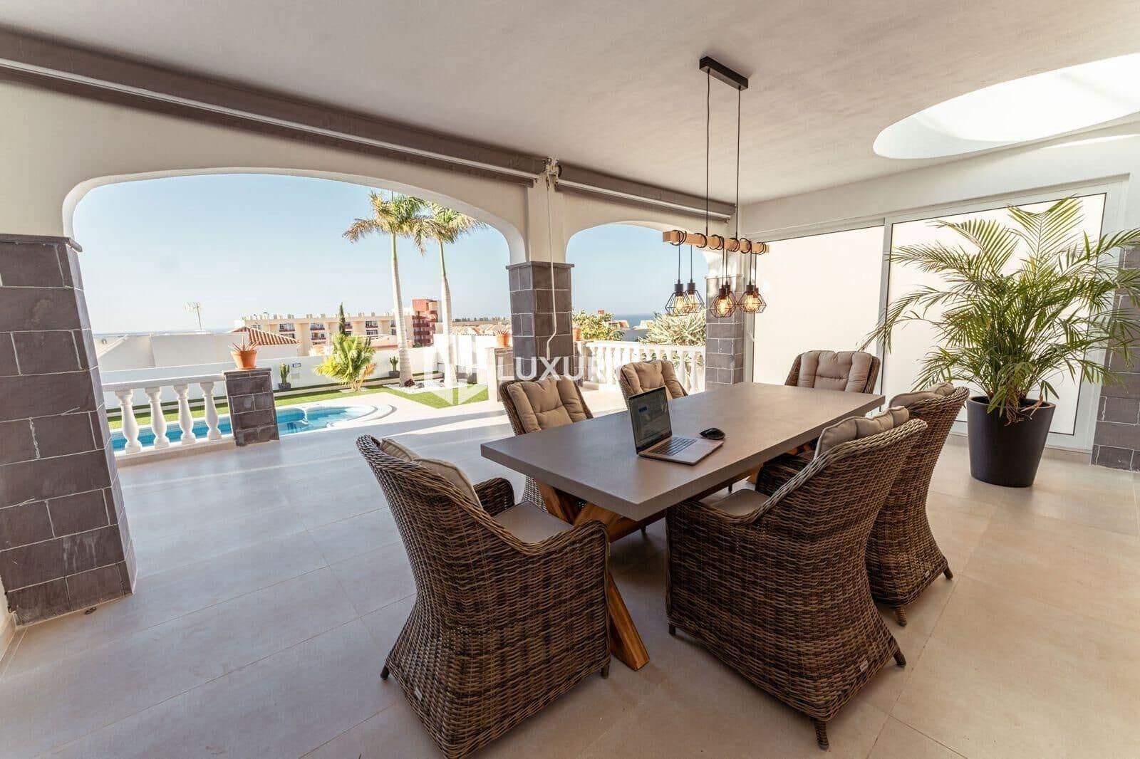 5 soverom Villa til salgs i Costa Adeje med svømmebasseng garasje - € 1 850 000 (Ref: 9379293)