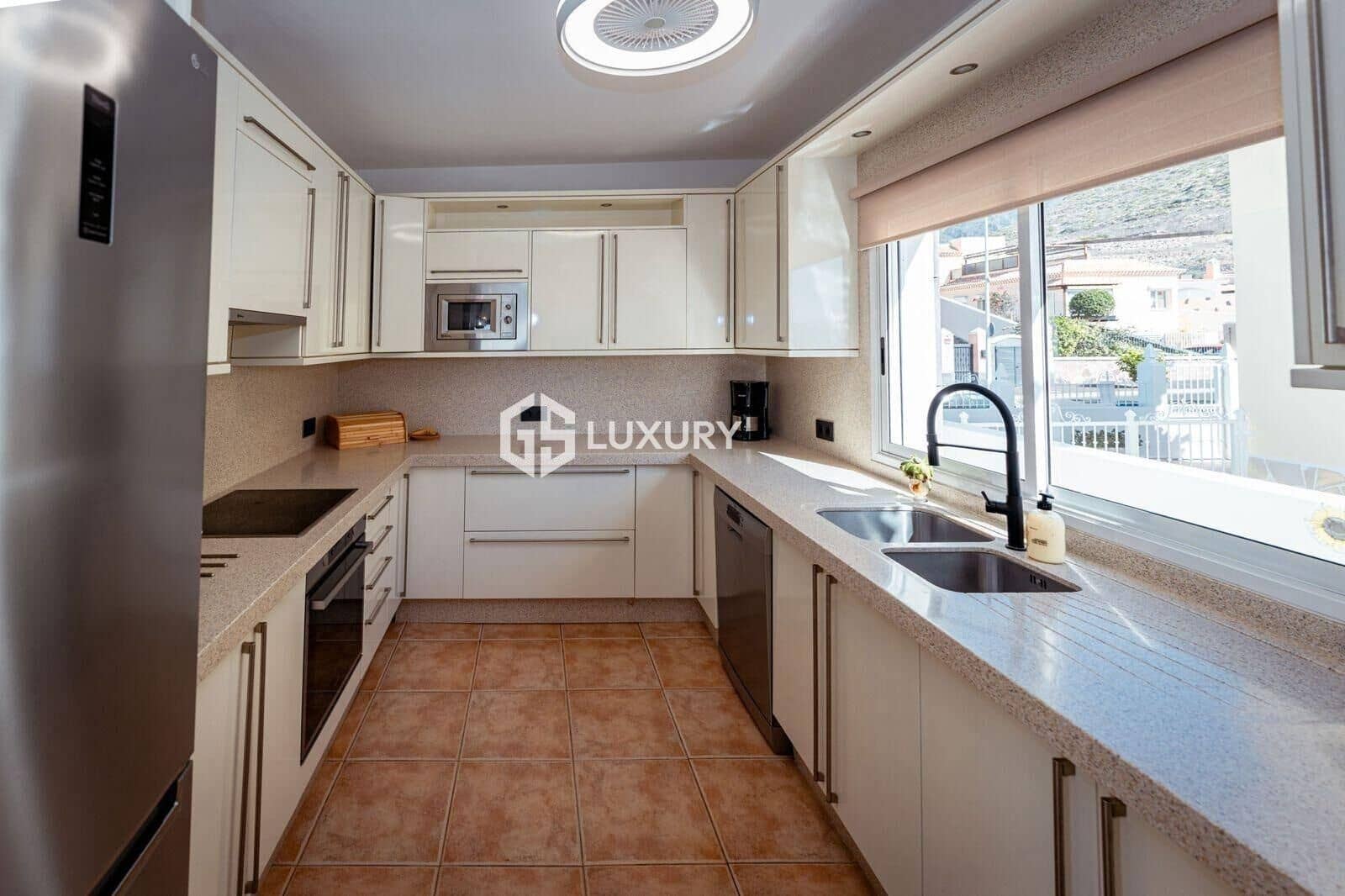 5 soverom Villa til salgs i Costa Adeje med svømmebasseng garasje - € 1 850 000 (Ref: 9379293)