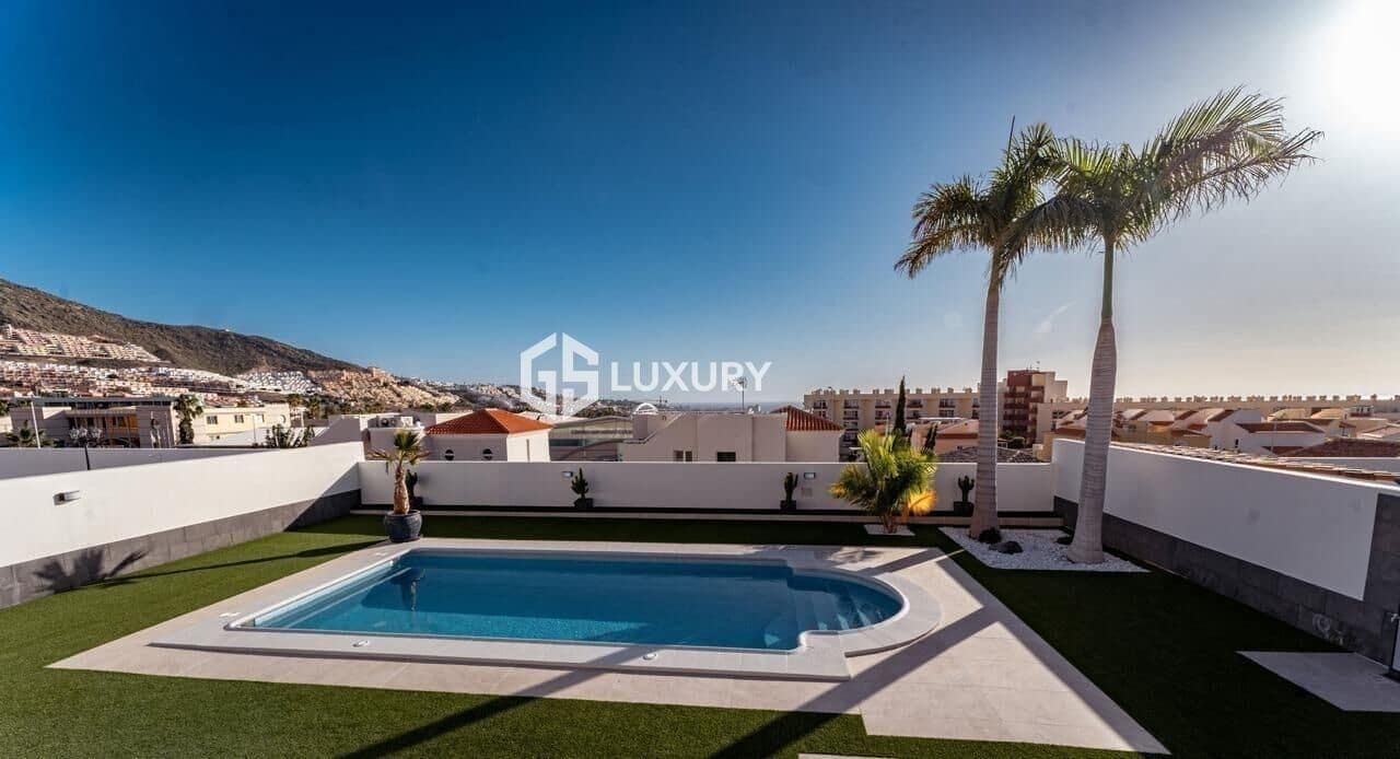 5 soverom Villa til salgs i Costa Adeje med svømmebasseng garasje - € 1 850 000 (Ref: 9379293)