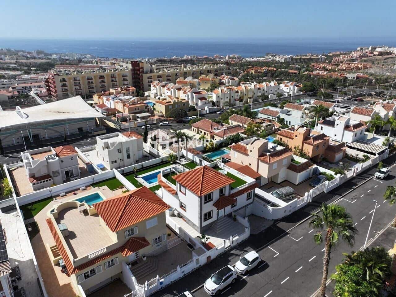 5 soverom Villa til salgs i Costa Adeje med svømmebasseng garasje - € 1 850 000 (Ref: 9379293)