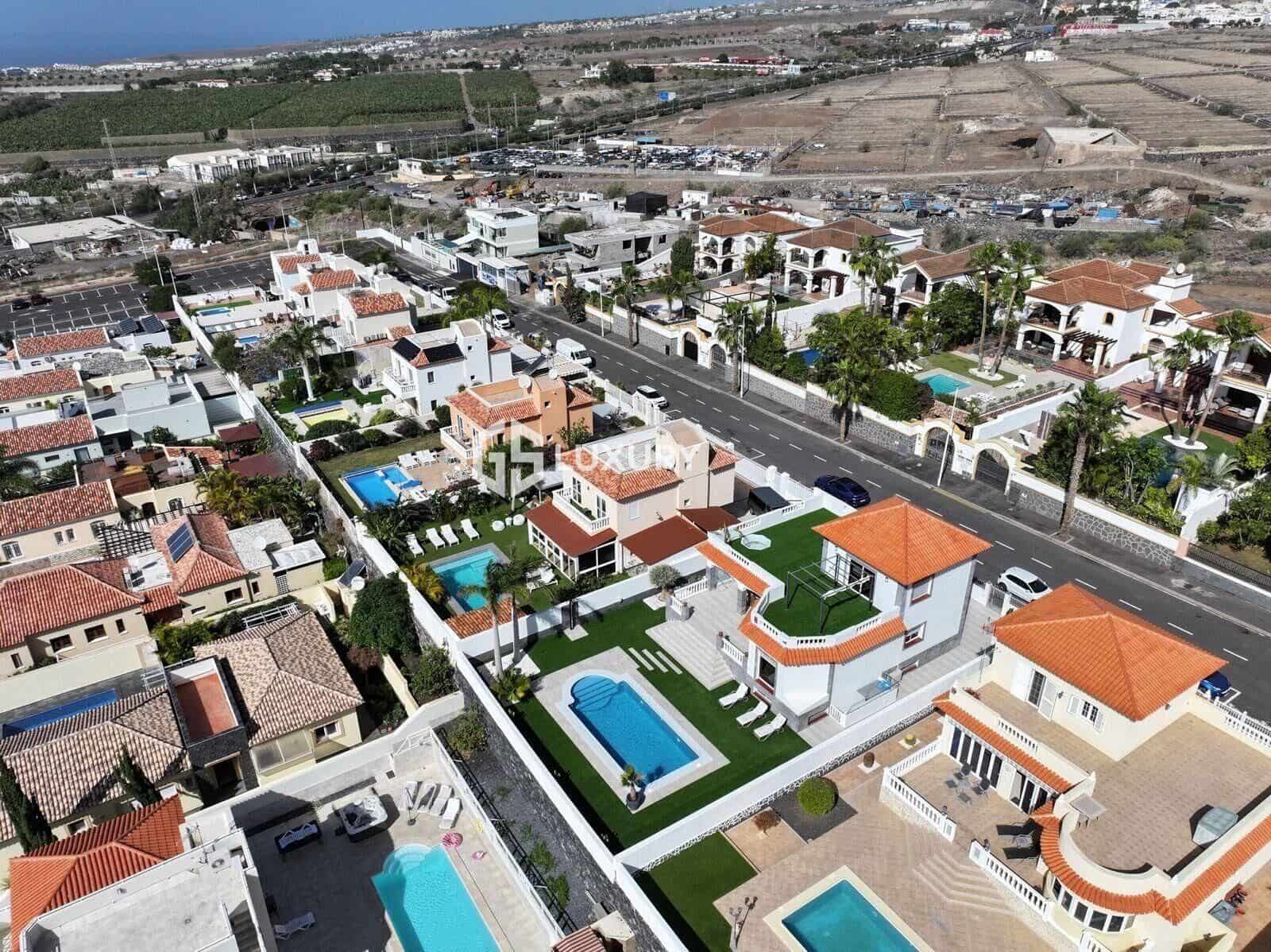 5 soverom Villa til salgs i Costa Adeje med svømmebasseng garasje - € 1 850 000 (Ref: 9379293)