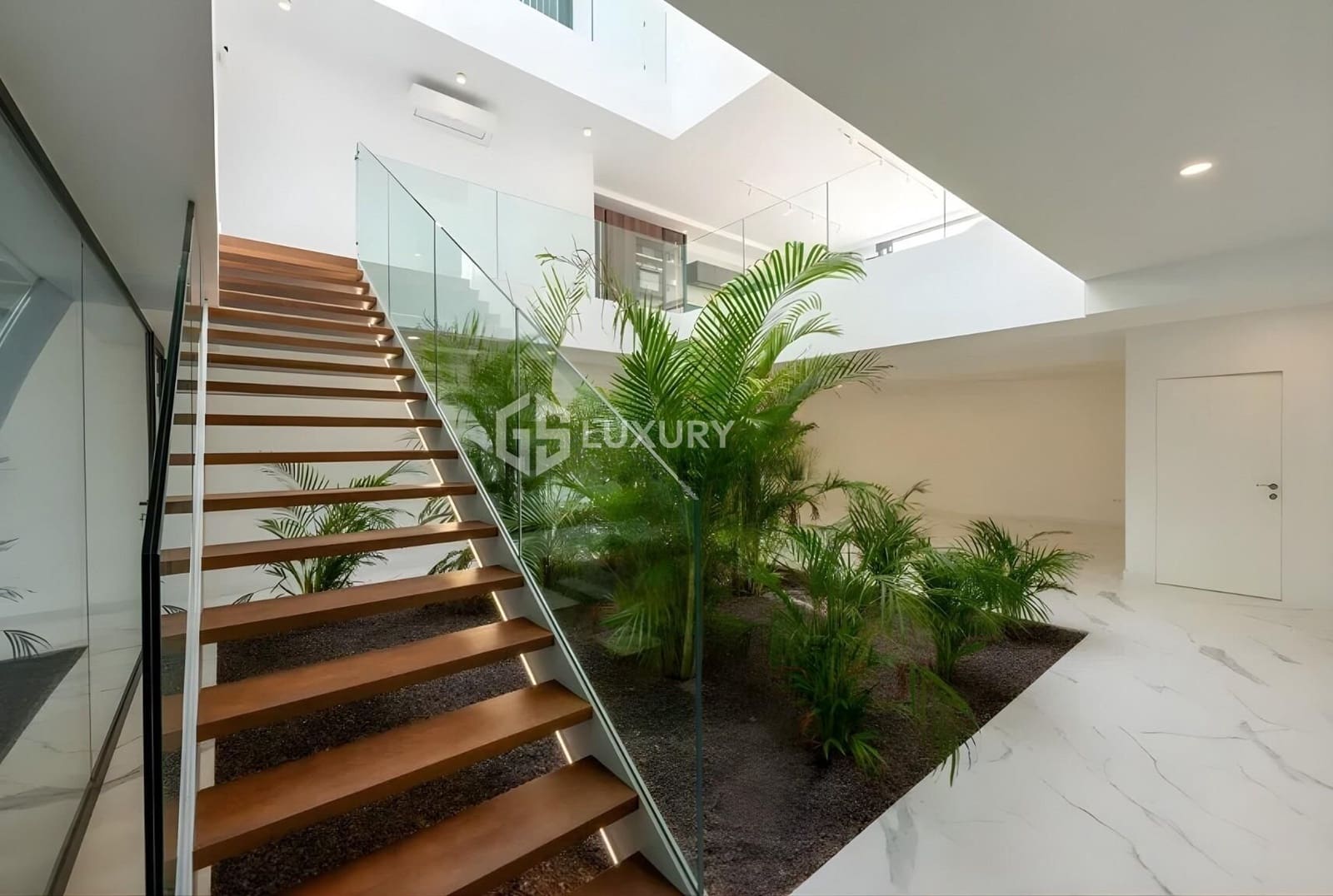 3 sovrum Villa till salu i El Madronal med pool garage - 3 500 000 € (Ref: 9391999)