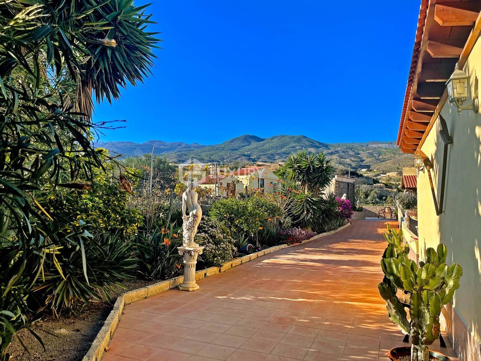 5 soveværelse Finca/Landehus til salg i Arico med swimmingpool garage - € 1.500.000 (Ref: 9414000)