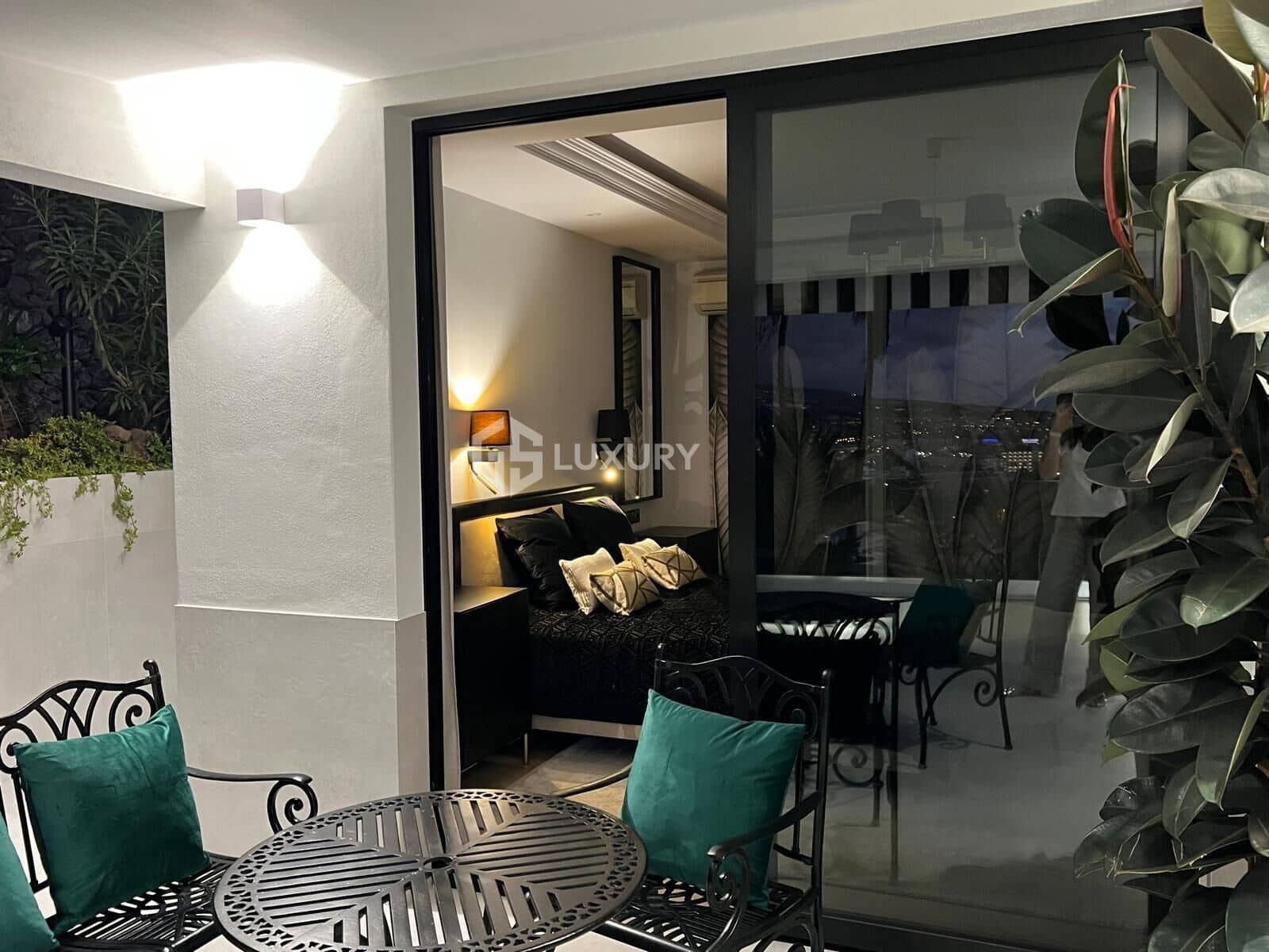 4 sypialnia Willa na sprzedaż w Costa Adeje z basenem garażem - 2 600 000 € (Ref: 9462532)