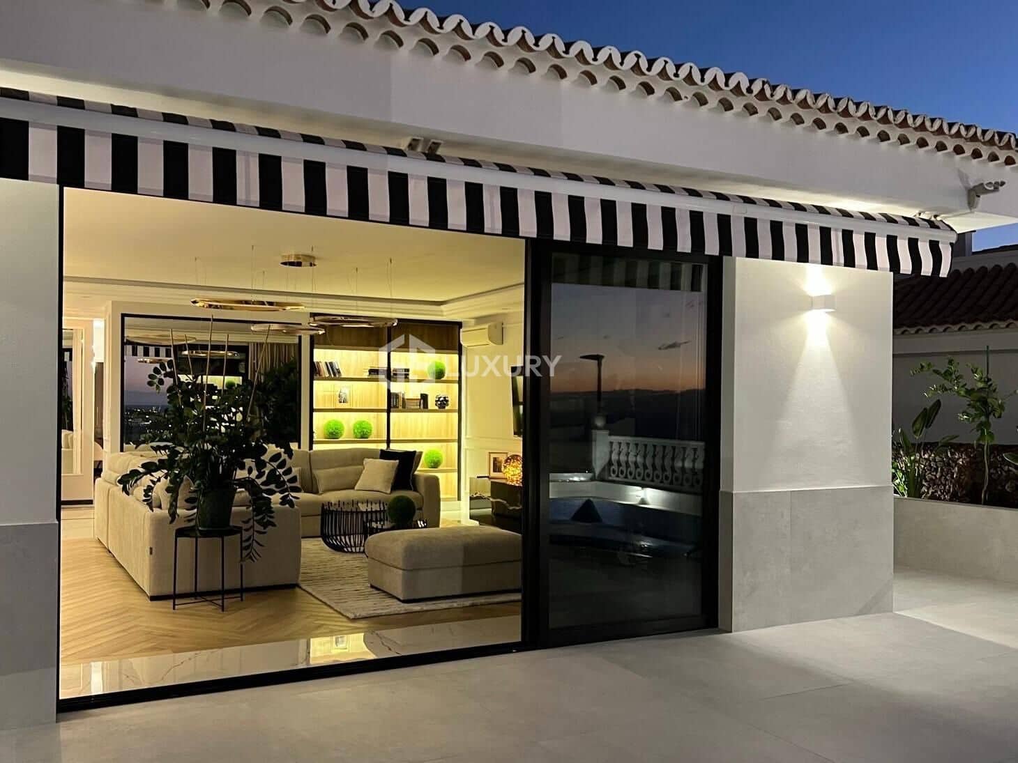 4 sypialnia Willa na sprzedaż w Costa Adeje z basenem garażem - 2 600 000 € (Ref: 9462532)