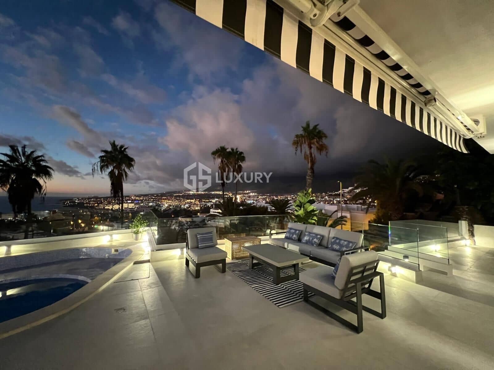 4 sypialnia Willa na sprzedaż w Costa Adeje z basenem garażem - 2 600 000 € (Ref: 9462532)