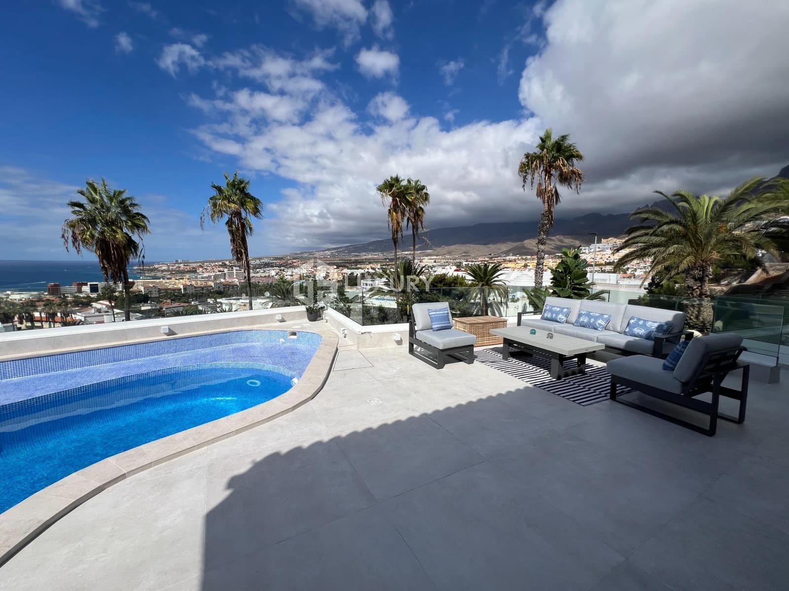 4 sypialnia Willa na sprzedaż w Costa Adeje z basenem garażem - 2 600 000 € (Ref: 9462532)