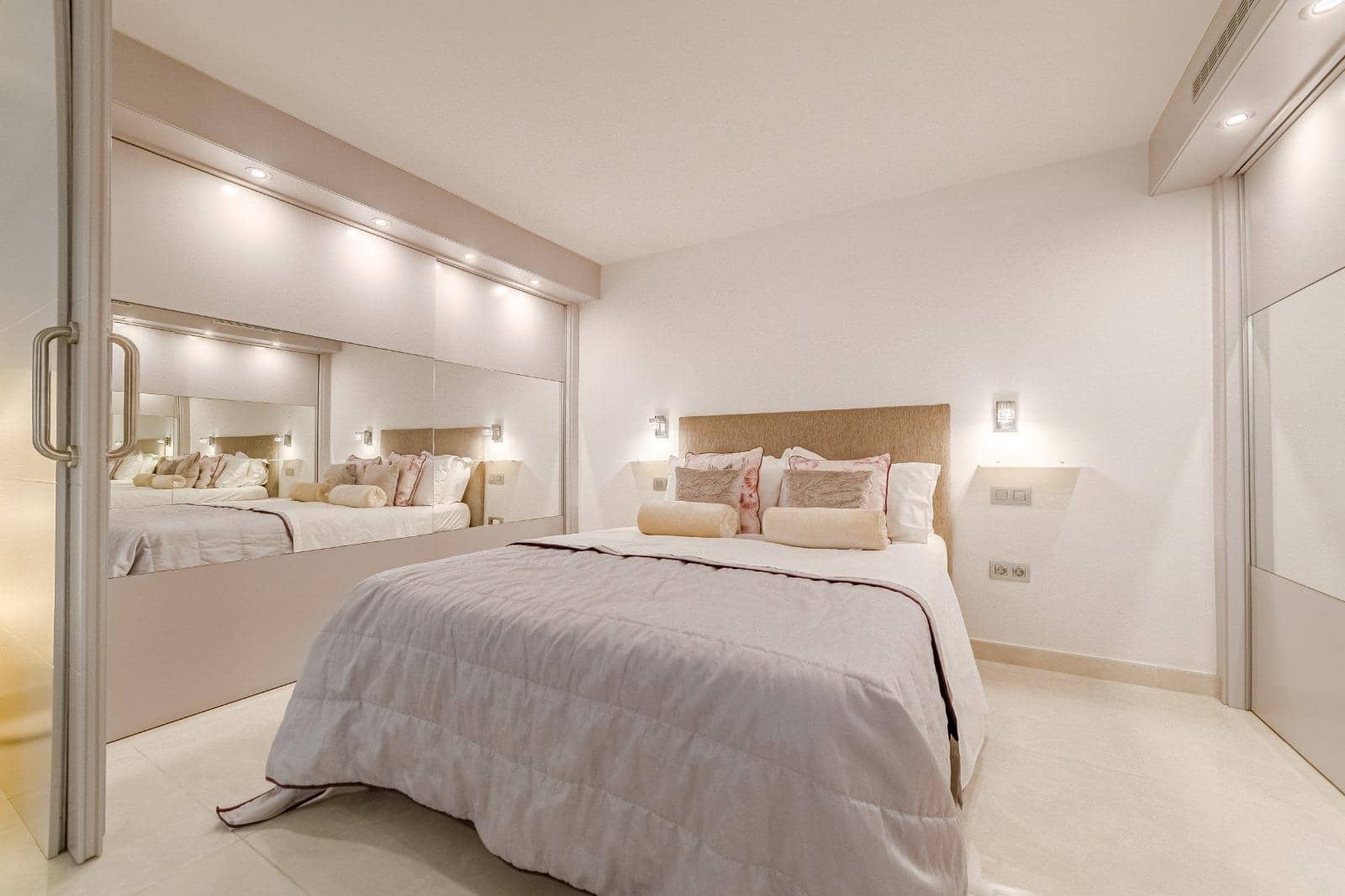 4 bedroom Villa for sale in Costa Adeje with pool garage - € 2,450,000 (Ref: 9470629)