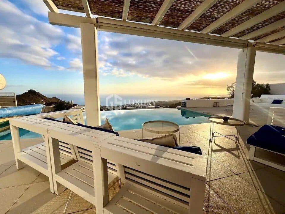 5 bedroom Villa for sale in Costa Adeje with pool garage - € 2,000,000 (Ref: 9470630)