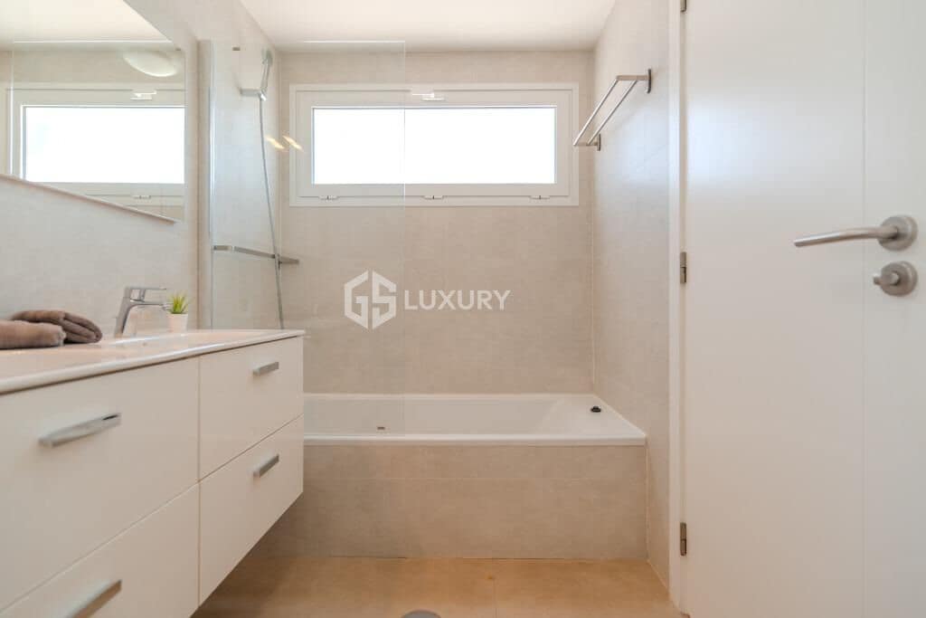 Chalet de 3 habitaciones en Playa Paraiso en venta con piscina garaje - 1.175.000 € (Ref: 9481320)