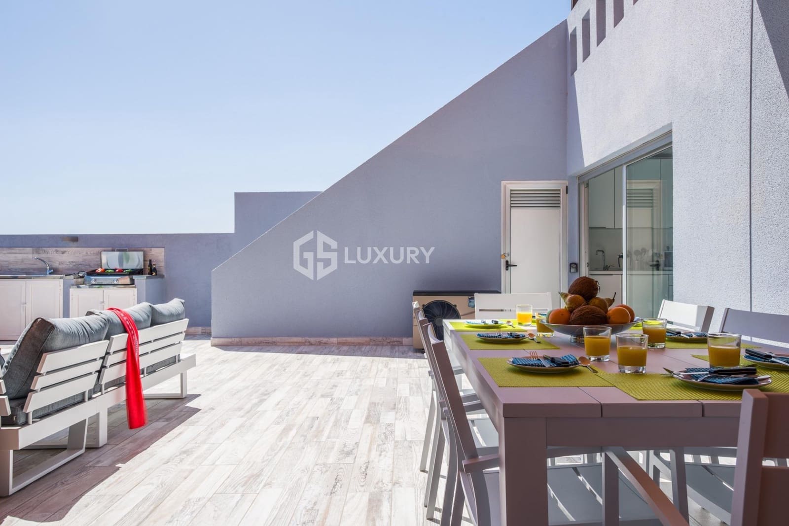 5 bedroom Villa for sale in Caleta de Fuste with pool garage - € 655,000 (Ref: 9483575)