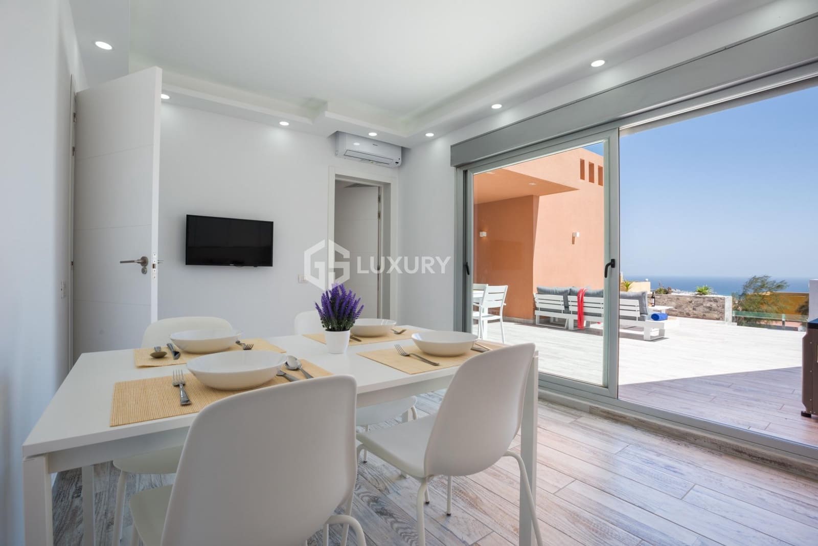 5 bedroom Villa for sale in Caleta de Fuste with pool garage - € 655,000 (Ref: 9483575)