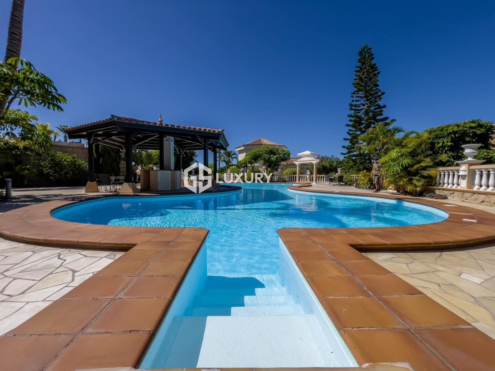 3 slaapkamer Villa te koop in Playa Fanabe met zwembad garage - € 2.950.000 (Ref: 9519229)