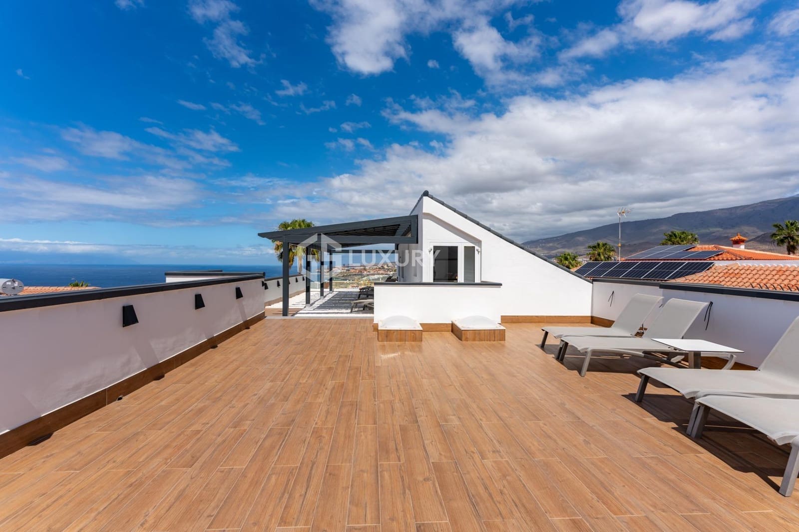 7 soverom Villa til salgs i Costa Adeje med svømmebasseng garasje - € 1 995 000 (Ref: 9519232)