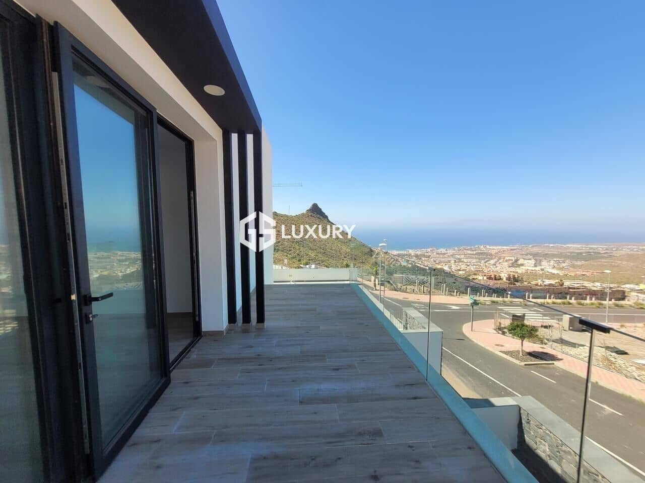 4 bedroom Villa for sale in Costa Adeje with pool garage - € 1,900,000 (Ref: 9625929)