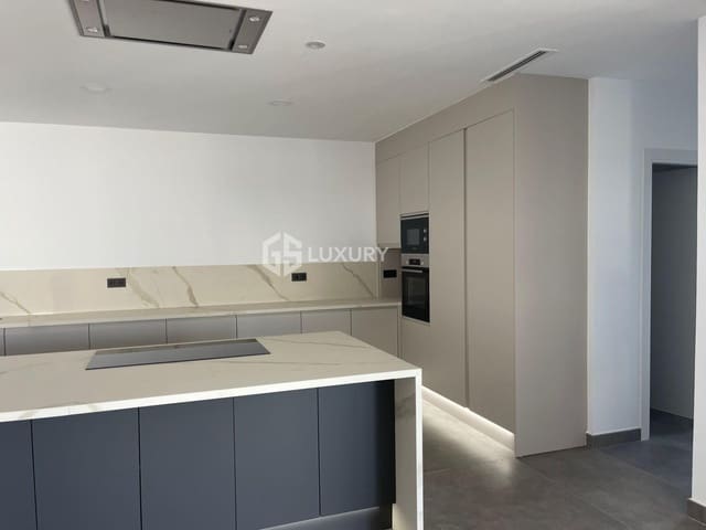 4 makuuhuone Huvila myytävänä paikassa Torviscas Centro y Alto, Adeje mukana uima-altaan 
autotalli - 1 900 000 € (Ref: 9625929)