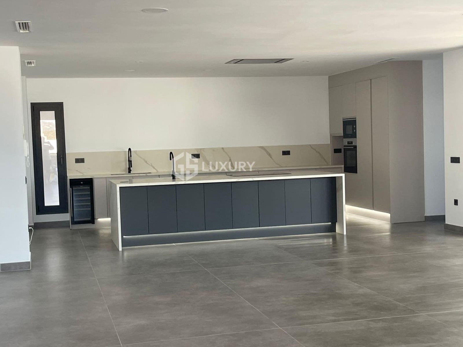 4 bedroom Villa for sale in Costa Adeje with pool garage - € 1,900,000 (Ref: 9625929)