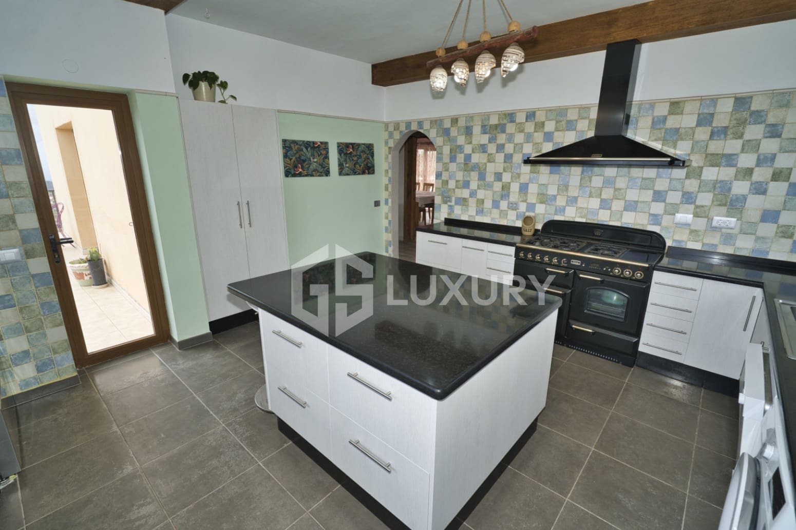 6 soverom Villa til salgs i San Miguel de Abona med svømmebasseng garasje - € 860 000 (Ref: 9676056)