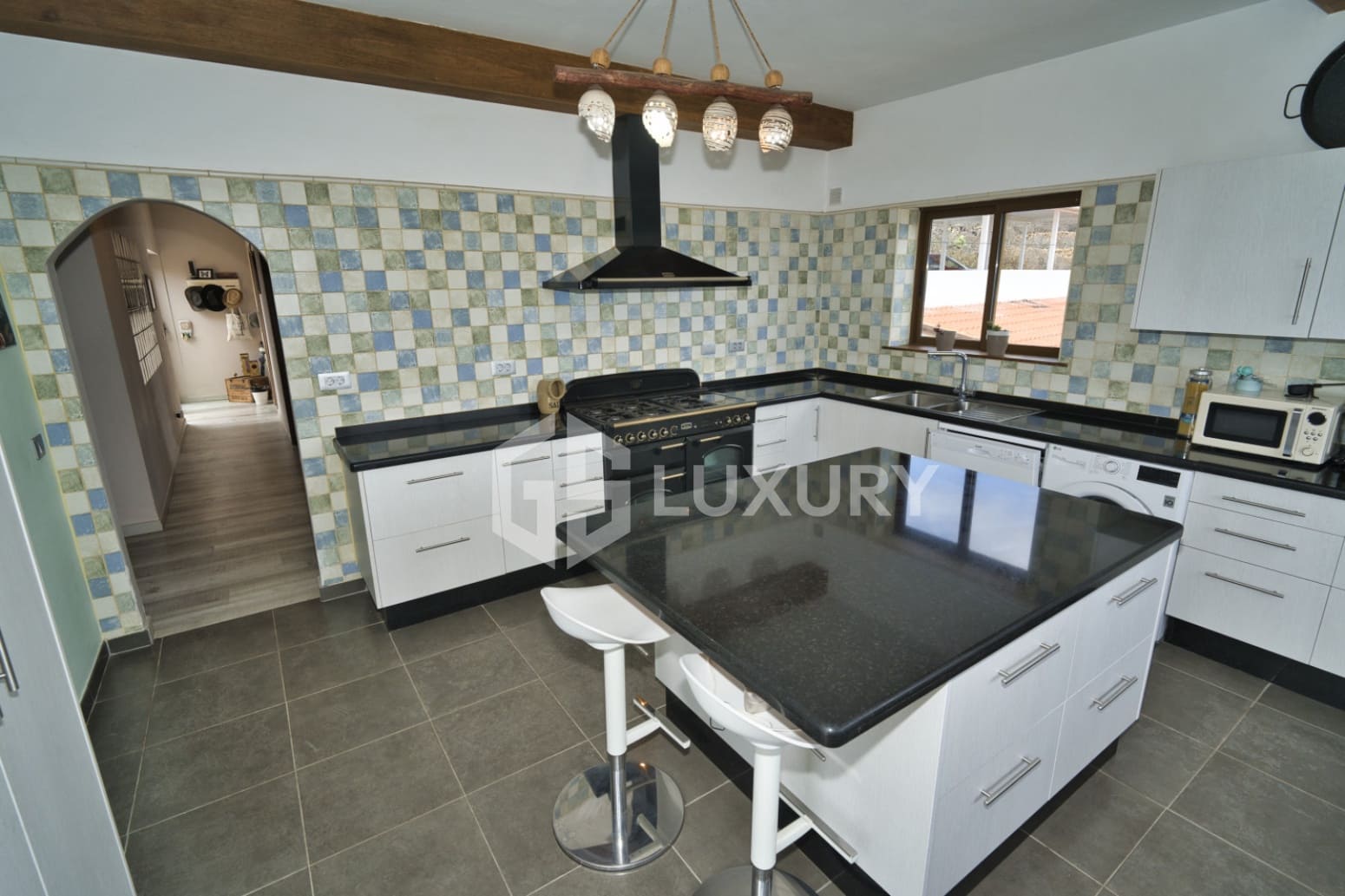 6 soverom Villa til salgs i San Miguel de Abona med svømmebasseng garasje - € 860 000 (Ref: 9676056)