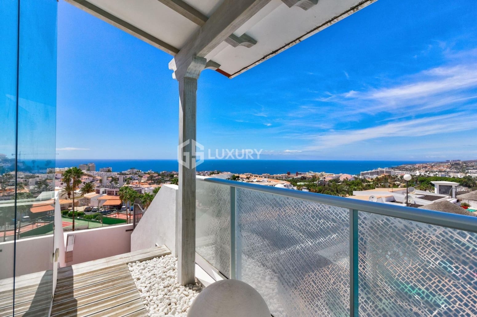 Piso de 3 habitaciones en Adeje en venta con garaje - 675.000 € (Ref: 9676057)