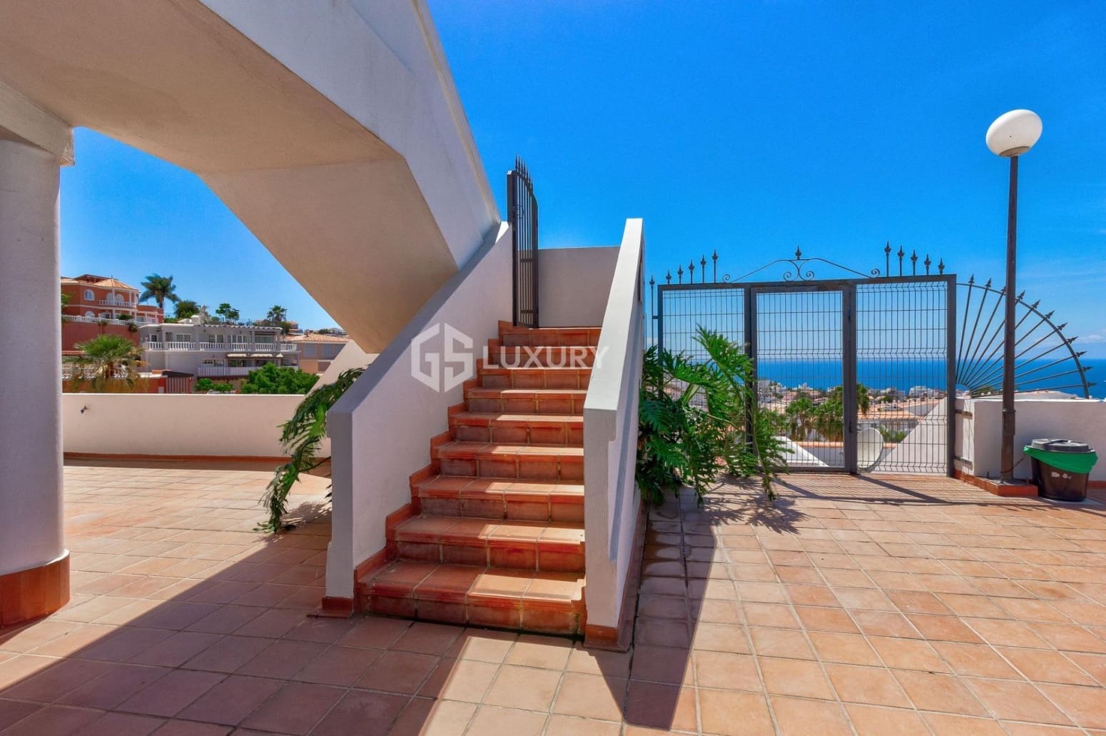 Piso de 3 habitaciones en Adeje en venta con garaje - 675.000 € (Ref: 9676057)