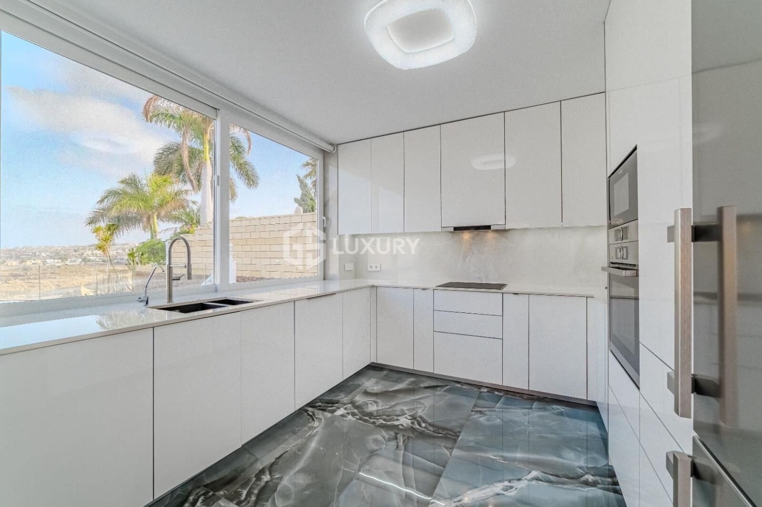 5 slaapkamer Villa te koop in Adeje met garage - € 2.100.000 (Ref: 9676061)