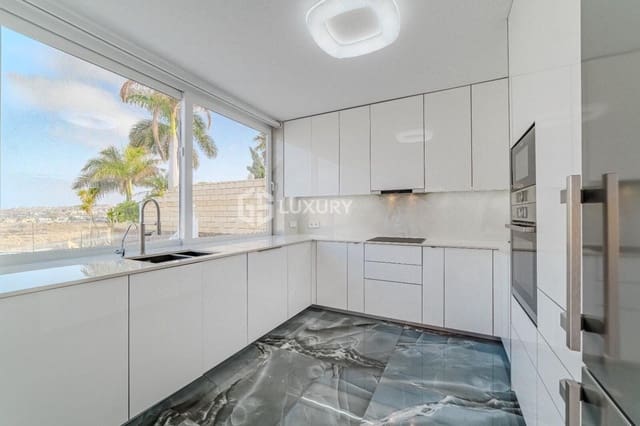 5 slaapkamer Villa te koop in Playa del Duque, Adeje met garage - € 2.100.000 (Ref: 9676061)