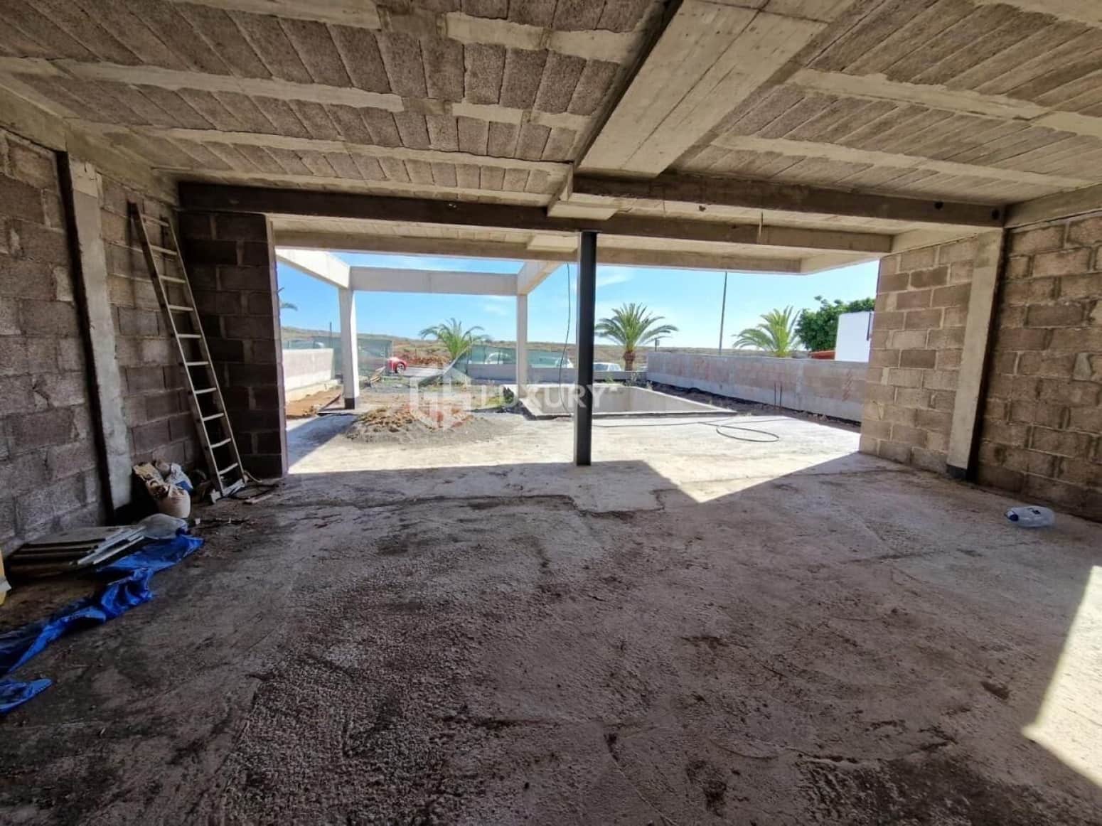 4 bedroom Villa for sale in Arona with garage - € 1,750,000 (Ref: 9676073)