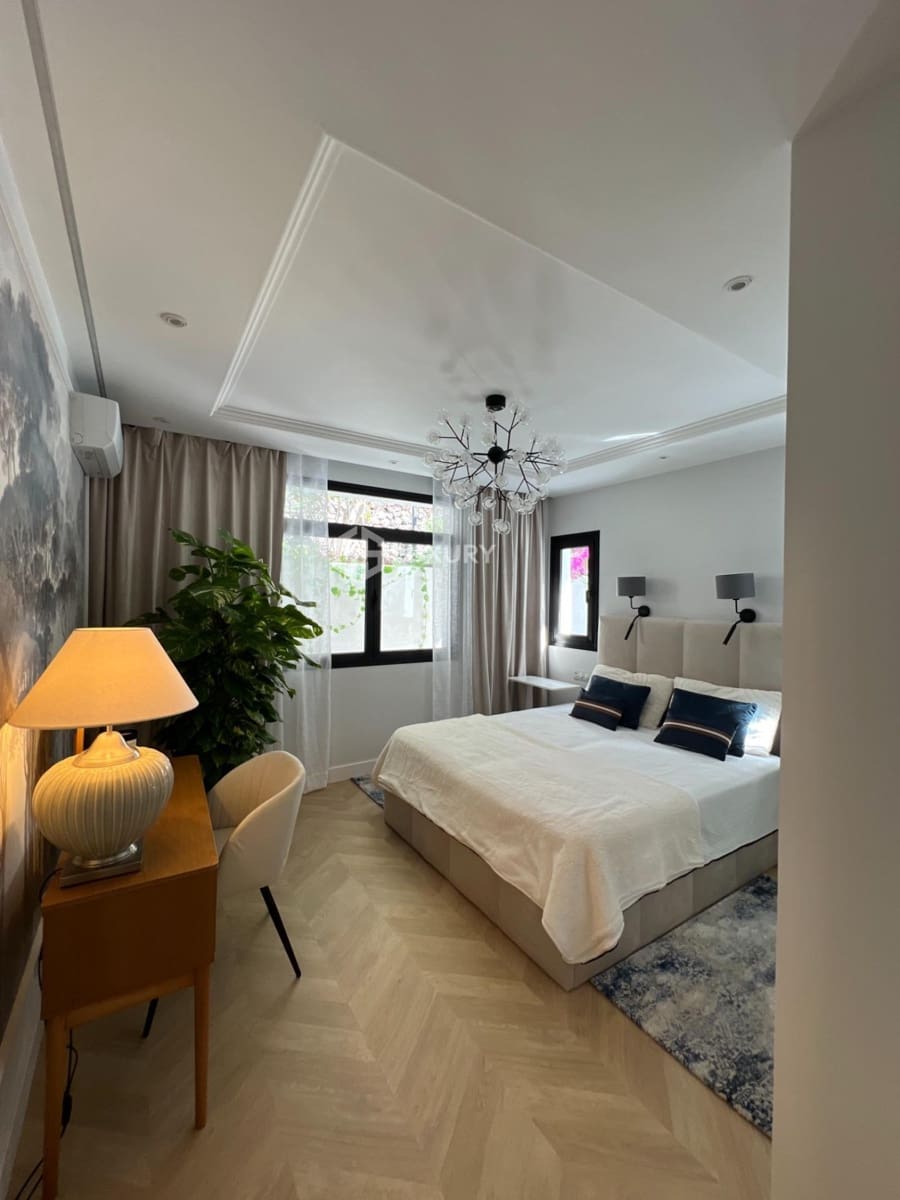 4 bedroom Villa for sale in Adeje with garage - € 2,600,000 (Ref: 9676078)