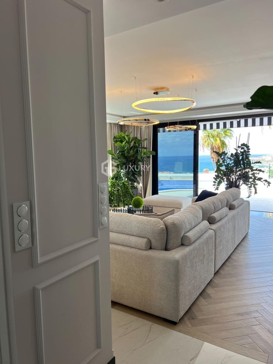 4 bedroom Villa for sale in Adeje with garage - € 2,600,000 (Ref: 9676078)