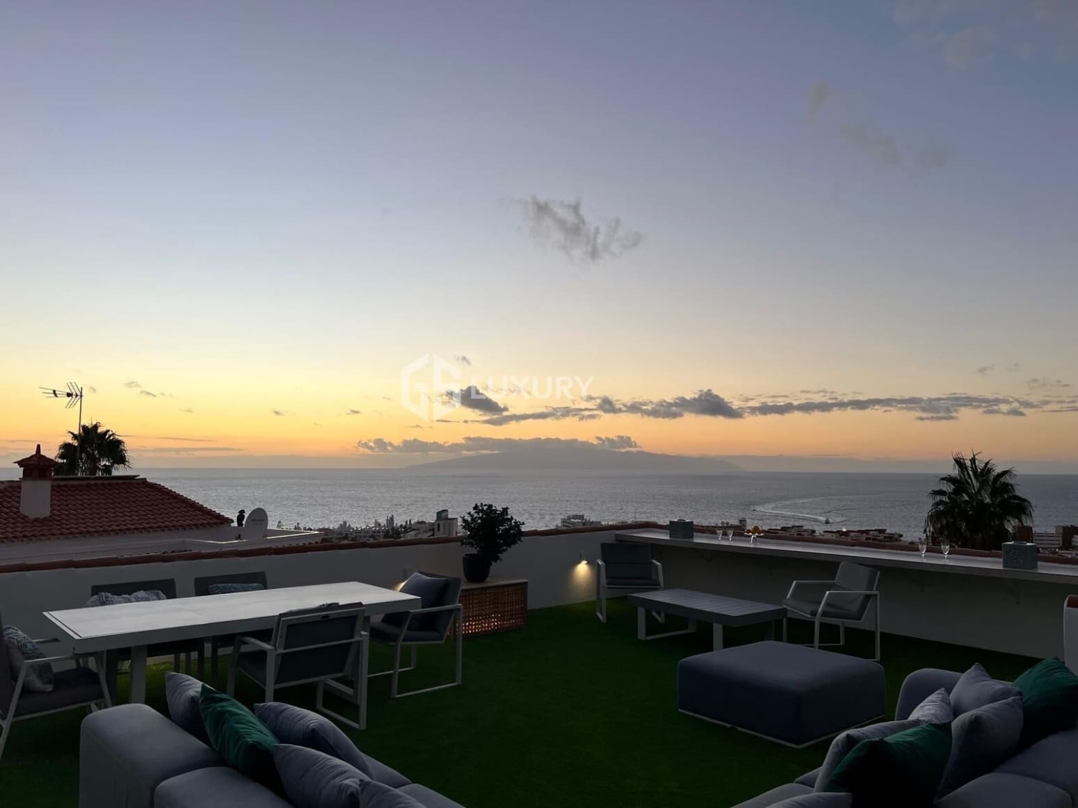 4 bedroom Villa for sale in Adeje with garage - € 2,600,000 (Ref: 9676078)