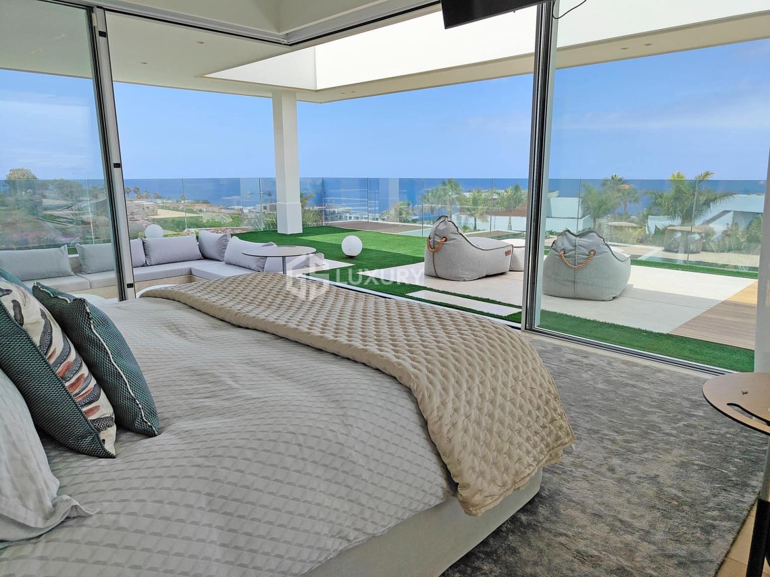 6 bedroom Villa for sale in Guia de Isora with garage - € 8,500,000 (Ref: 9676087)