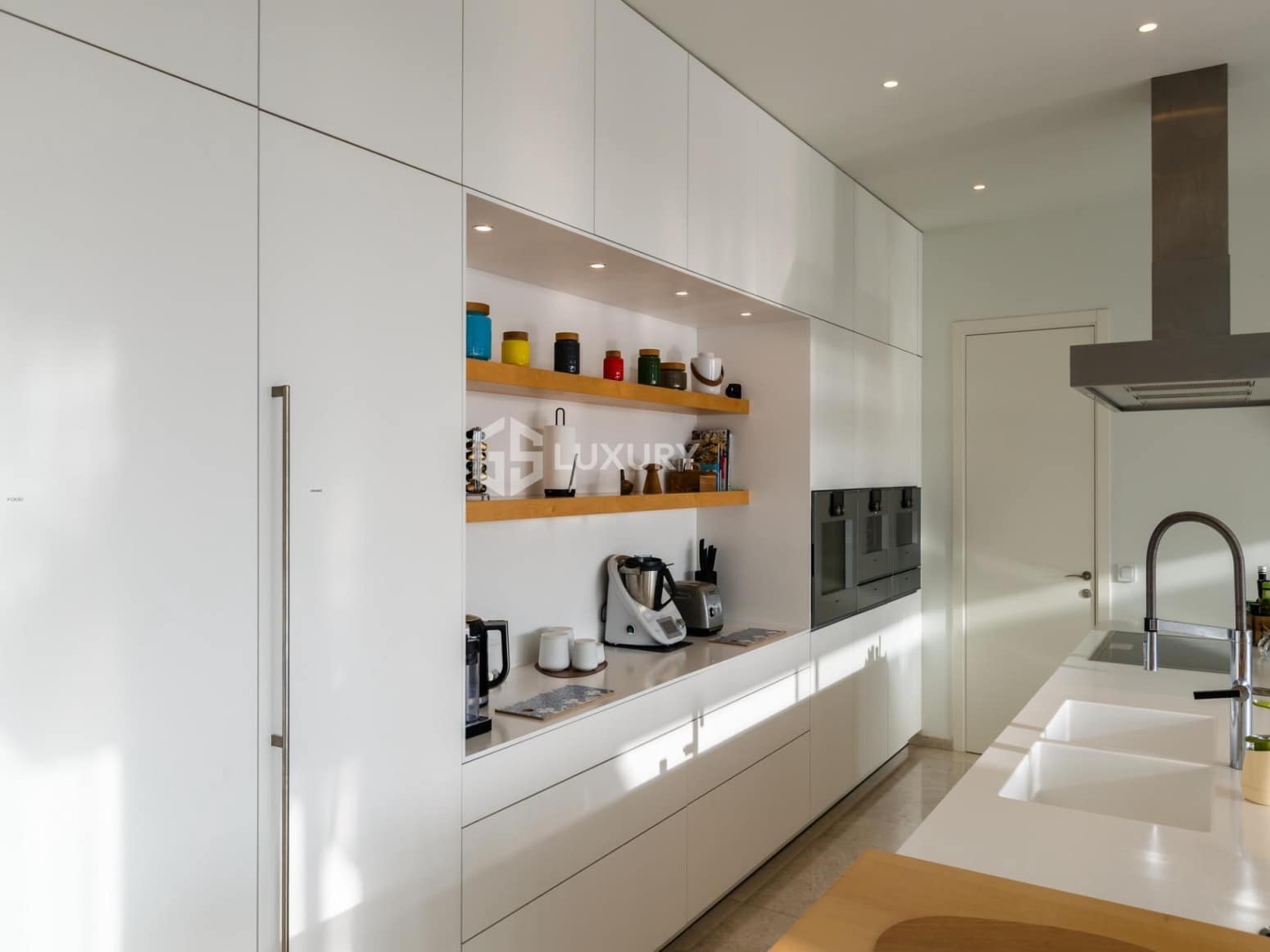 6 bedroom Villa for sale in Guia de Isora with garage - € 8,500,000 (Ref: 9676087)