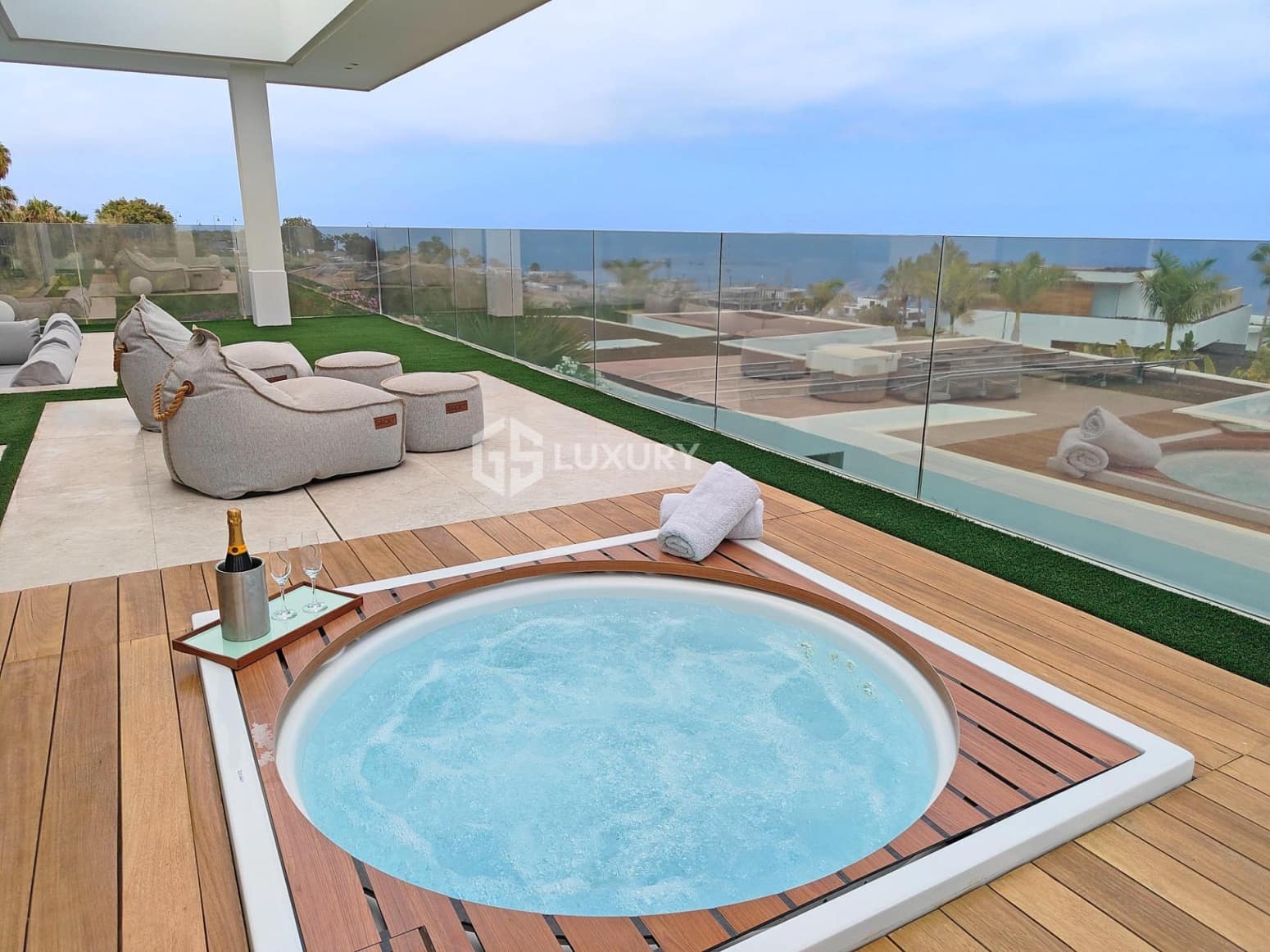 6 bedroom Villa for sale in Guia de Isora with garage - € 8,500,000 (Ref: 9676087)
