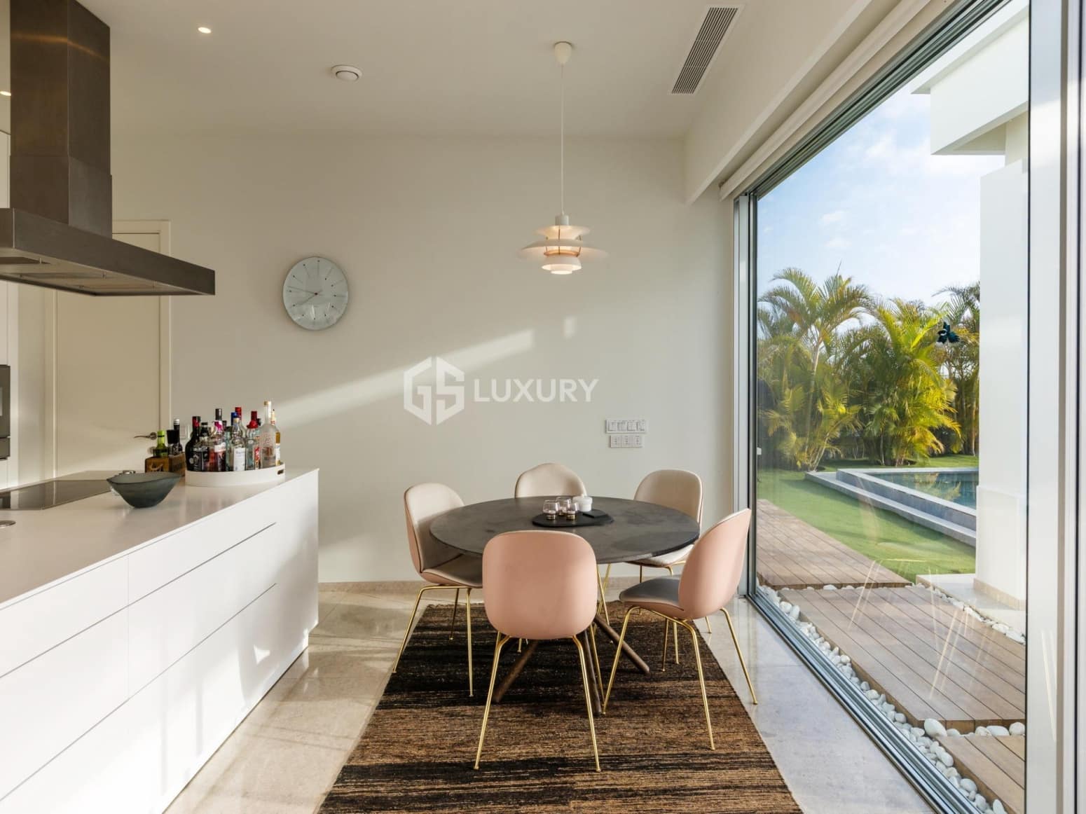 6 bedroom Villa for sale in Guia de Isora with garage - € 8,500,000 (Ref: 9676087)