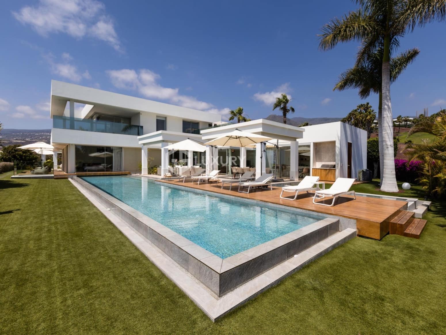 6 bedroom Villa for sale in Guia de Isora with garage - € 8,500,000 (Ref: 9676087)