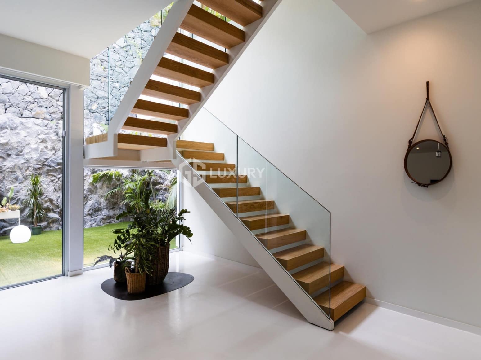 6 bedroom Villa for sale in Guia de Isora with garage - € 8,500,000 (Ref: 9676087)