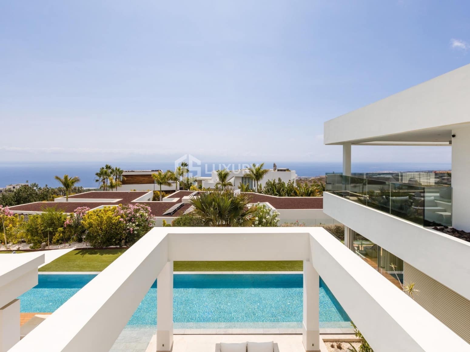 6 bedroom Villa for sale in Guia de Isora with garage - € 8,500,000 (Ref: 9676087)