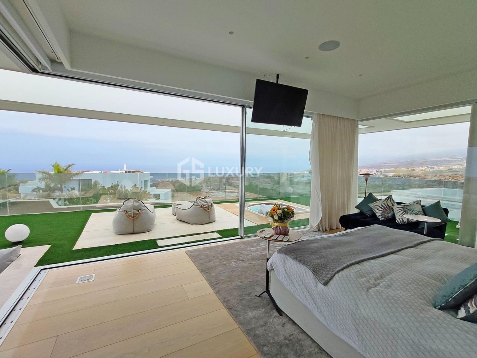 6 bedroom Villa for sale in Guia de Isora with garage - € 8,500,000 (Ref: 9676087)