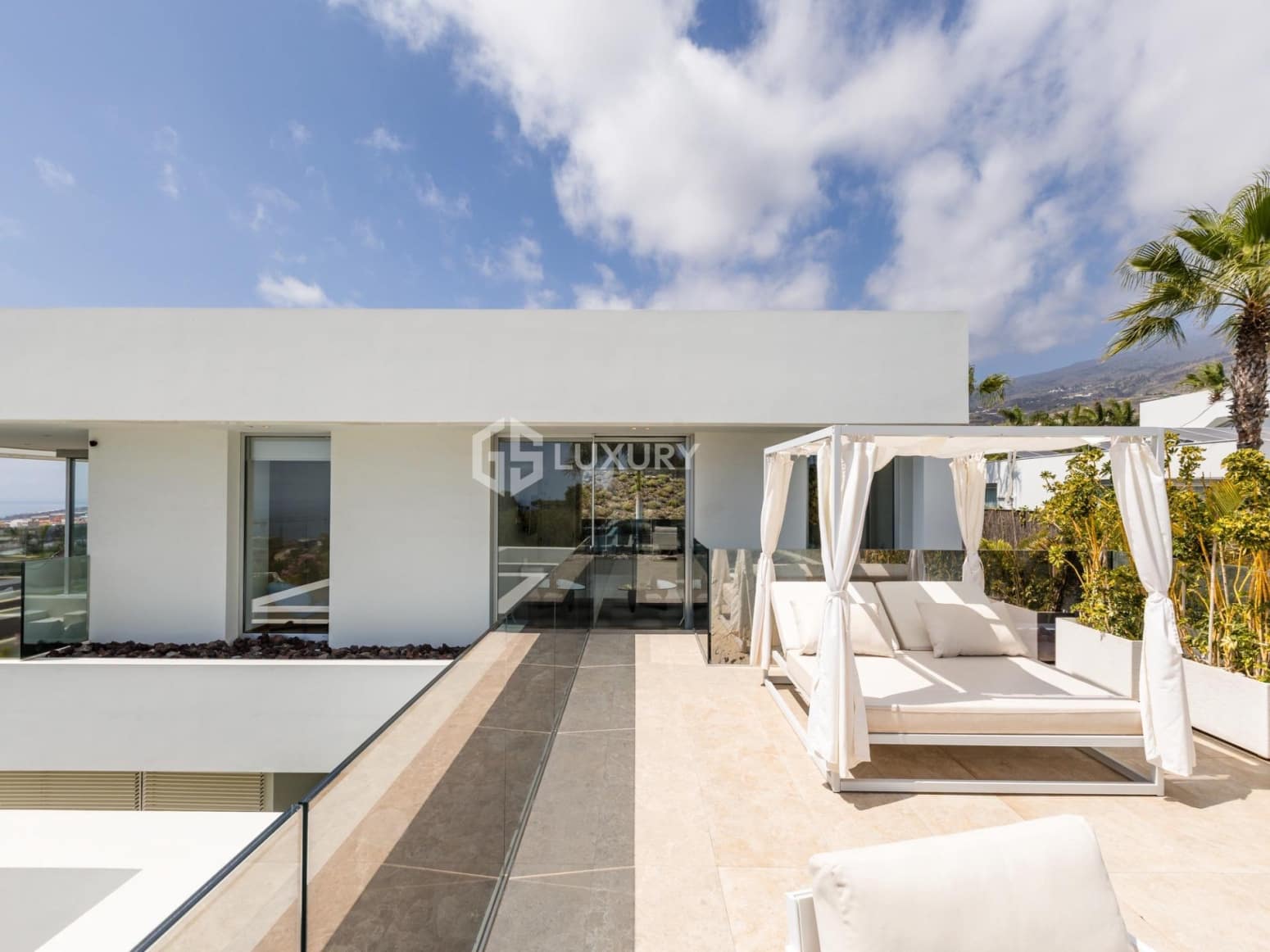 6 bedroom Villa for sale in Guia de Isora with garage - € 8,500,000 (Ref: 9676087)